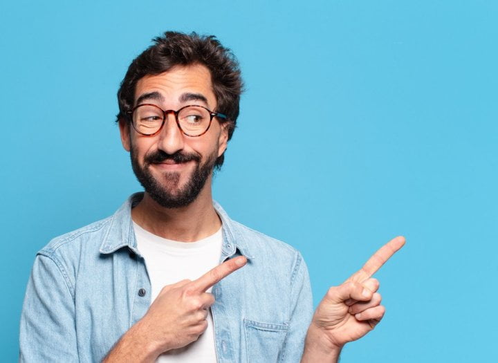 Autor: Shutterstock Bláznivě se tvářící muž, který ukazuje směrem nahoru