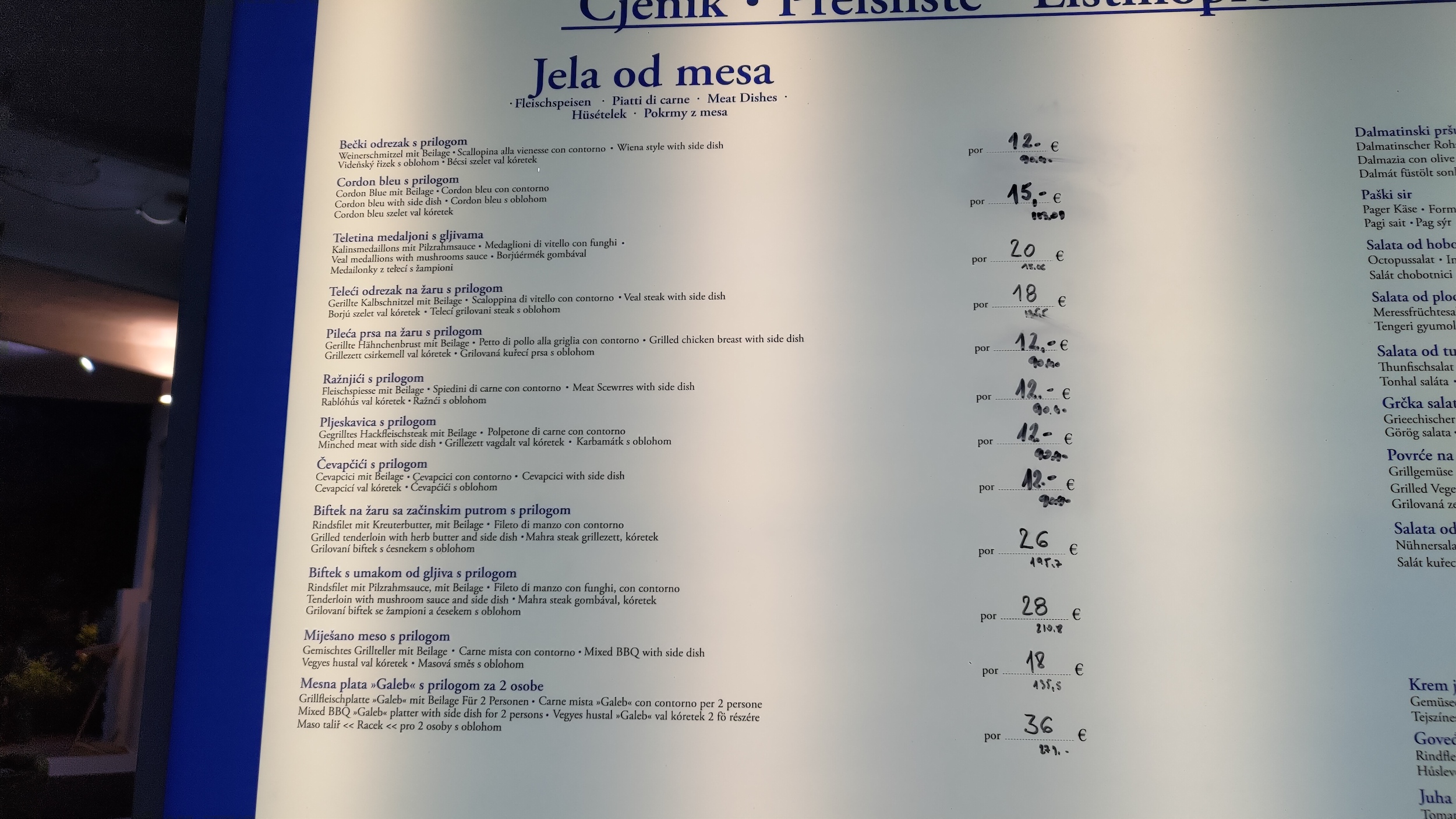 Ceny potravin u moře a ukázky okolí. Baška, Krk, Chorvatsko (19. 6. 2023)