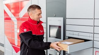 Samoobslužný výdejní DPD box.