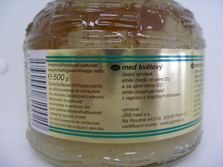 Nejakostní potravina - vyšší obsah hydroxymethylfurfuralu (HMF), který vzniká např. při vyšších teplotách při zpracování medu. Výrobce: JSG med a.s., Plzeň