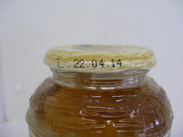 Nejakostní potravina - vyšší obsah hydroxymethylfurfuralu (HMF), který vzniká např. při vyšších teplotách při zpracování medu. Výrobce: JSG med a.s., Plzeň