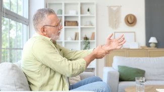 Náhledový obrázek - První příznaky Parkinsonovy choroby: ztuhlost, ztráta čichu či zácpa. Těchto 10 varovných projevů nepřehlížejte