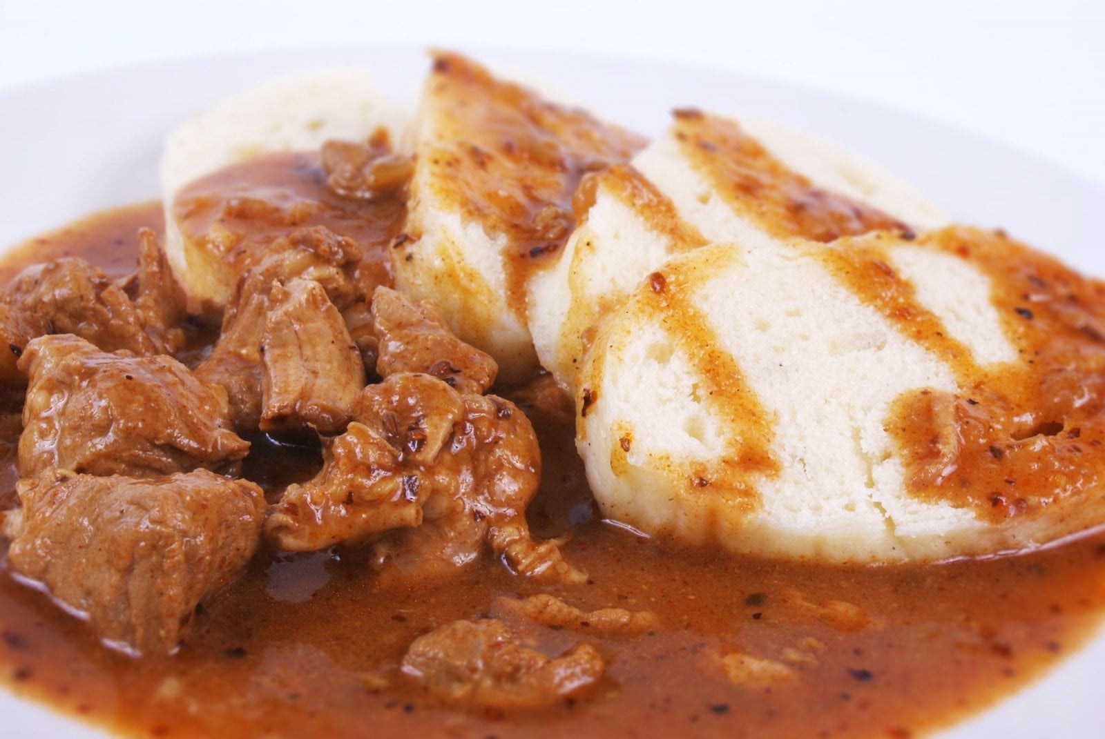 vepřový guláš s houskovým knedlíkem