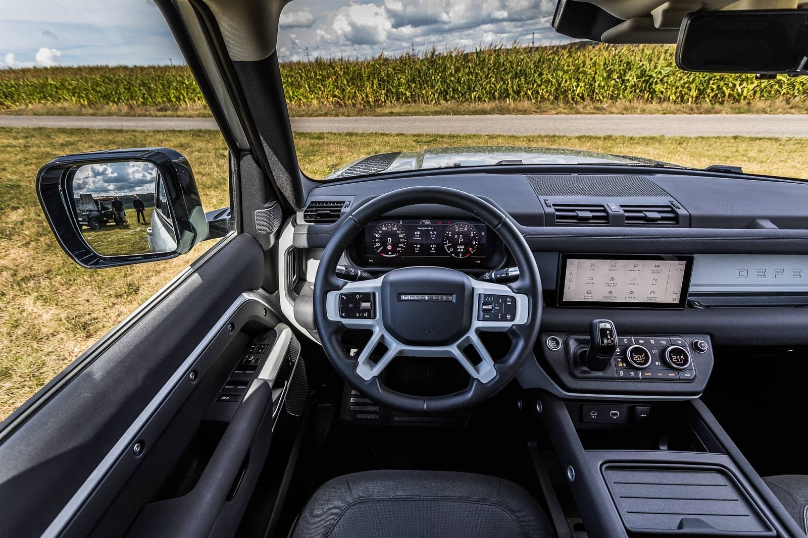 2020-10-lr-defender-a-predchudci-11.jpg