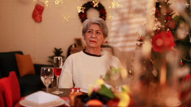 Starší žena zůstala na Vánoce sama
