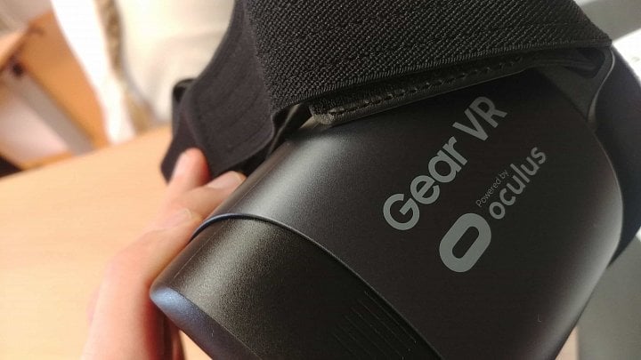 Soupravu tvoří Gear VR a Galaxy S8