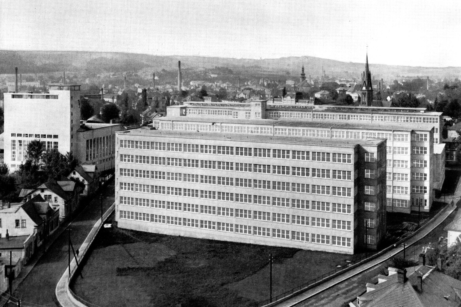 Komplex budov navržených firemních architektem Rudolfem Dinnebierem. Snímek ze 30. let.
