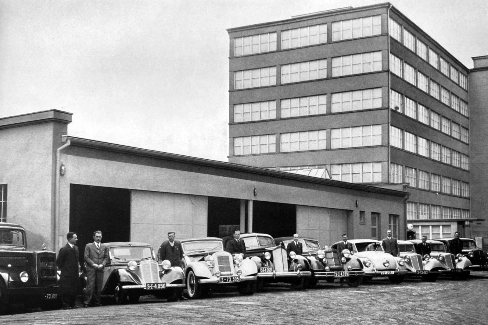 Každá úspěšná firma měla i dost automobilů. Na snímku flotila, se kterou jezdilo vedení společnosti.