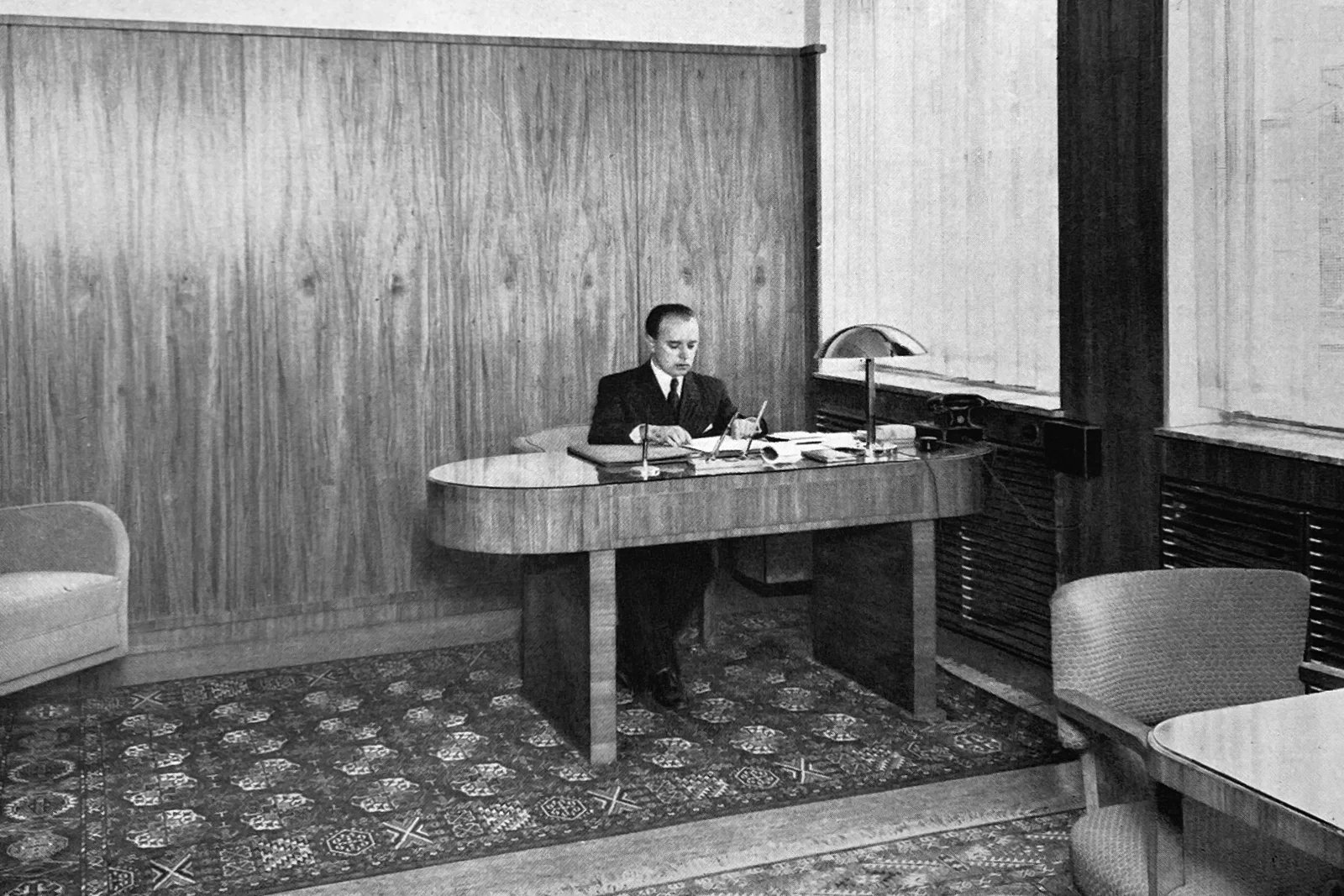 Julius Kunert mladší ve své pracovně. Část původního vestavěného nábytku se dodnes zachovala.