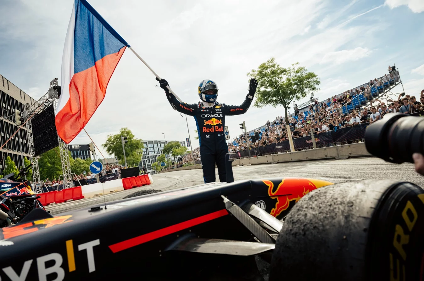 V Praze se o víkendu v rámci Red Bull Show Run proháněl vůz F1