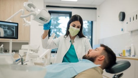 Zubaři vybírají tisíce korun navíc za ošetření o víkendu. Jediný legální poplatek je přitom 90 korun