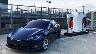 Náhledový obrázek - Tesla už se na Nürburgringu cítí jako doma. Nejen že je (asi) rychlejší než Taycan, ale má tu i své nabíječky