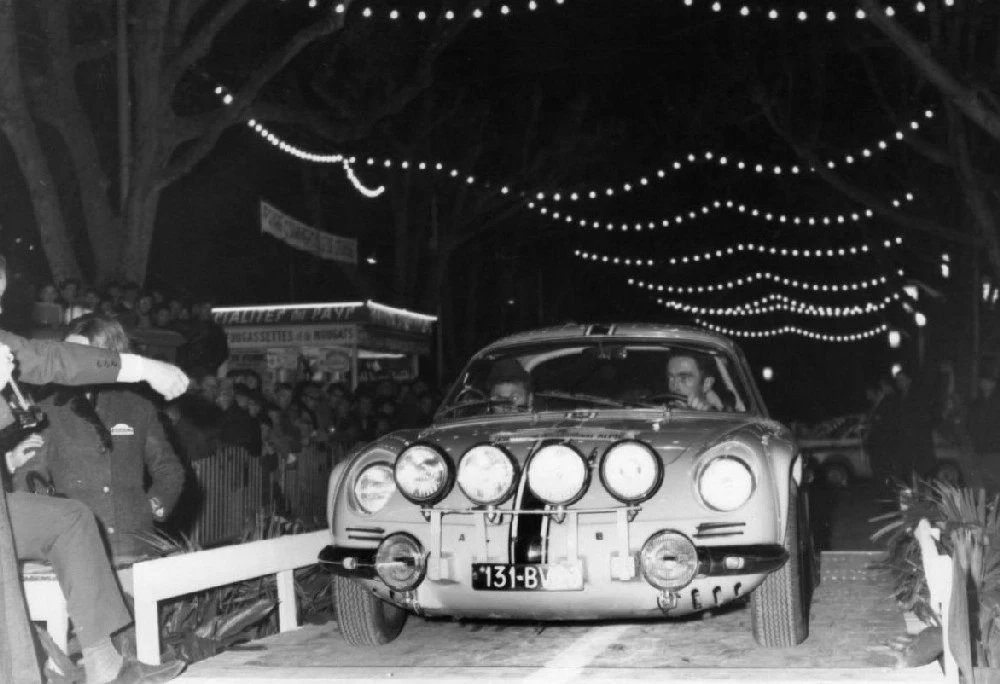 Většina z pamětníků si Alpine A110 spojí spíše s ostrými starty v mezinárodních rallye než s dojmy z běžného provozu