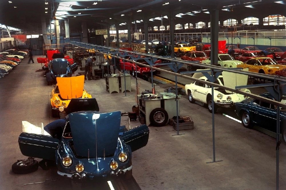 V představách mnohých současníků jsou Alpine A110 pouze modré. Jaká byla barevná realita, o tom svědčí pohled do tovární haly…