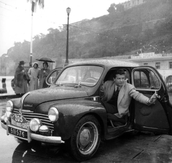 Autor: Renault Jean Rédélé prodával renaulty, ale neklidná krev jej hnala do závodů. S „želvičkou“ 4CV se účastnil i Rallye Monte Carlo, samozřejmě nikoliv ve světlém saku a s kravatou