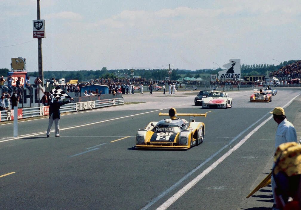 V sedmdesátých letech vyvinul Renault závodní speciál Alpine A442. S jeho modifikací jezdil například Didier Pironi