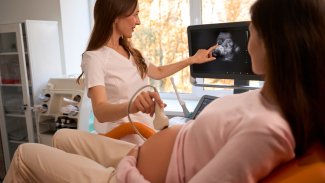Náhledový obrázek - Těhotenstvím vás provede váš gynekolog. Kontroly mohou zachránit život matce i dítěti