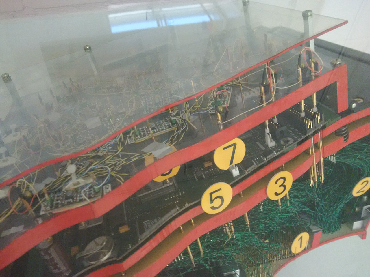 Obvody základní desky s "mechanické" podobě testování.