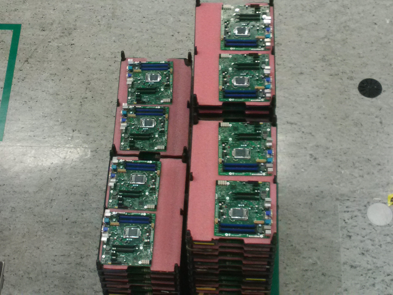 Skladování vyrobených základních desek.