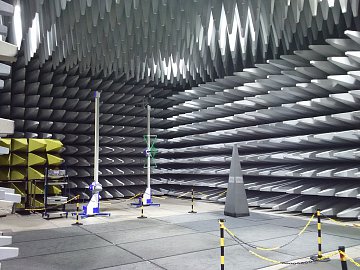 Laboratoř na testování elektromagnetického záření. Celková rozloha je zhruba 20 na 20 metrů.