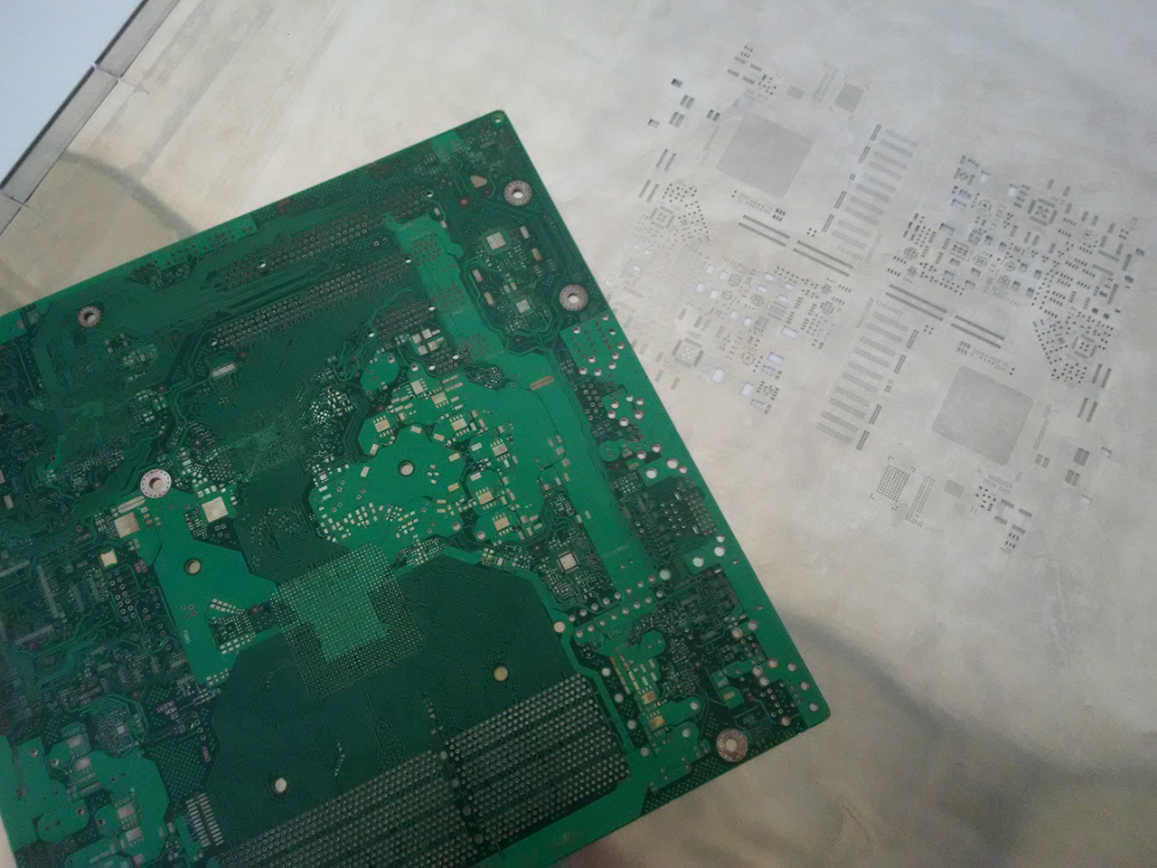 Než deska vejde do výroby.