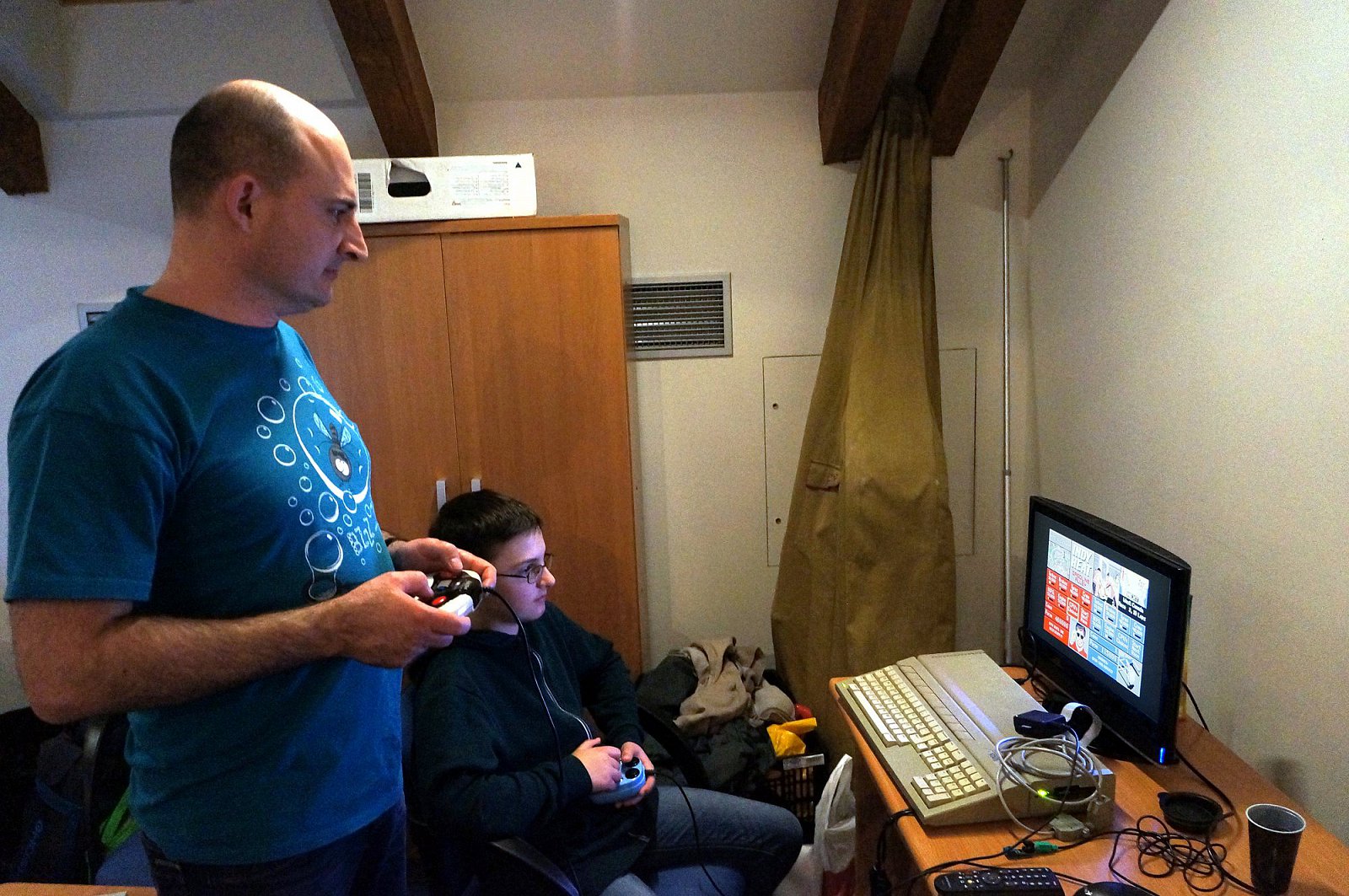 Petr se synem po půlnoci už také testují joysticky ve hře se závodničkami na Atari ST.