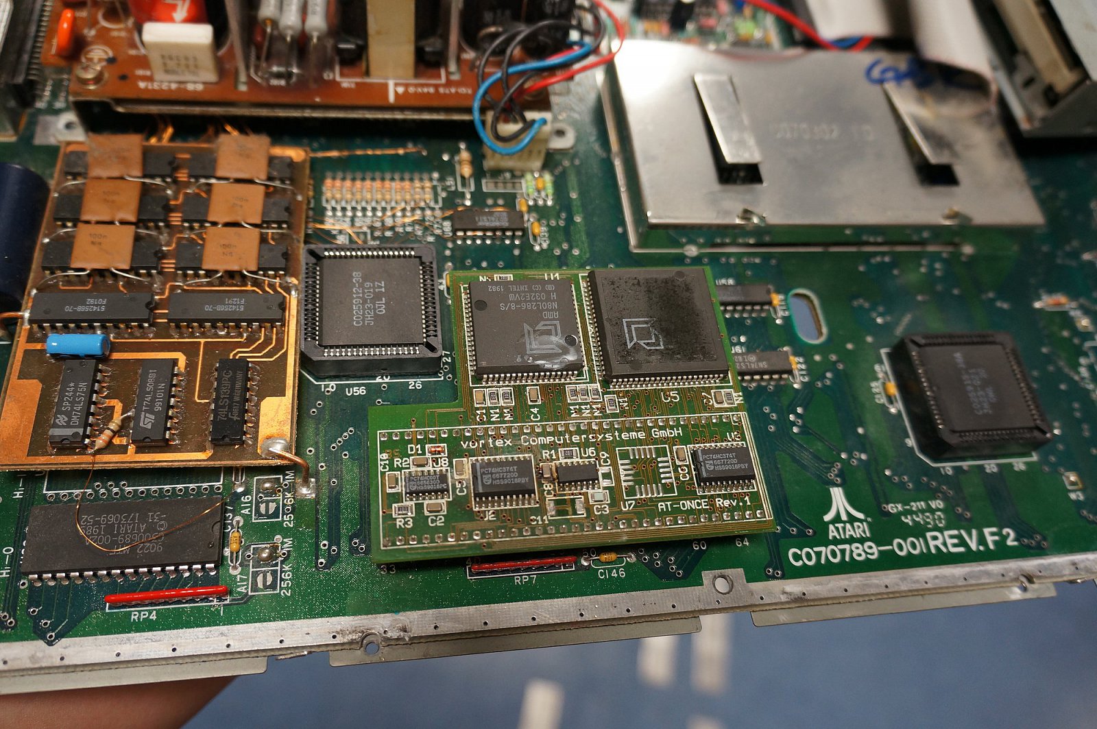 Hardwarový emulátor PC Vortex AT-ONCE.