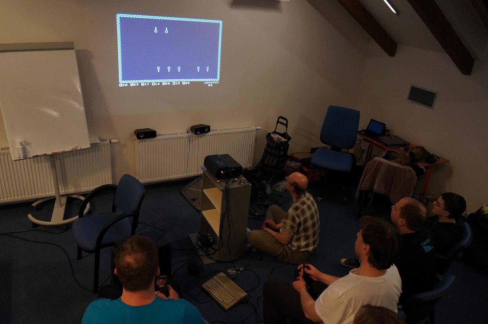 Pohled shora na skupinku s MultiJoyi.