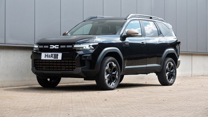 Stačí deset tisíc a Dacia Bigster bude v terénu ještě lepší. Zvýšený podvozek dodá specialista na okruhy