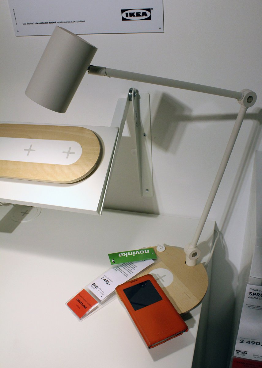 Stolní lampa má nabíjecí místo na podstavci.