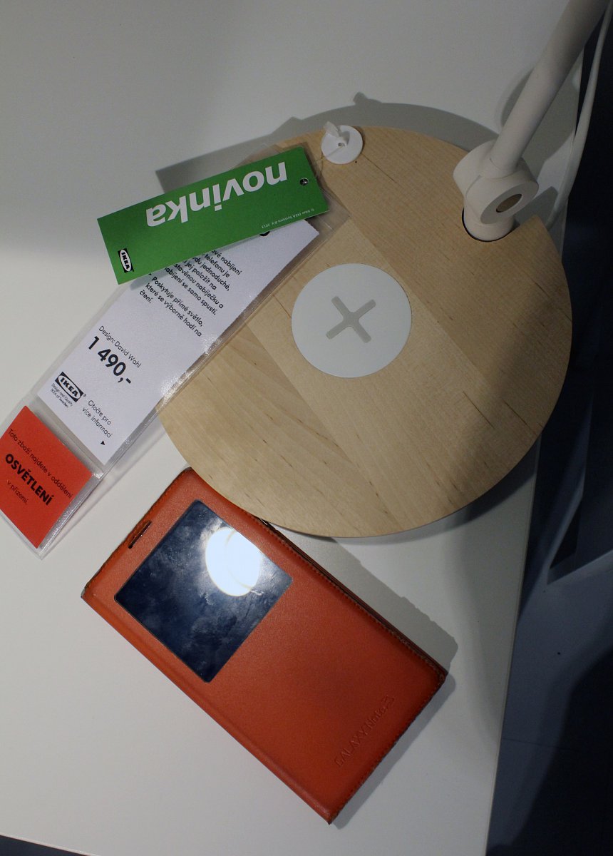 Nábytek s bezdrátovým nabíjením Qi z IKEA