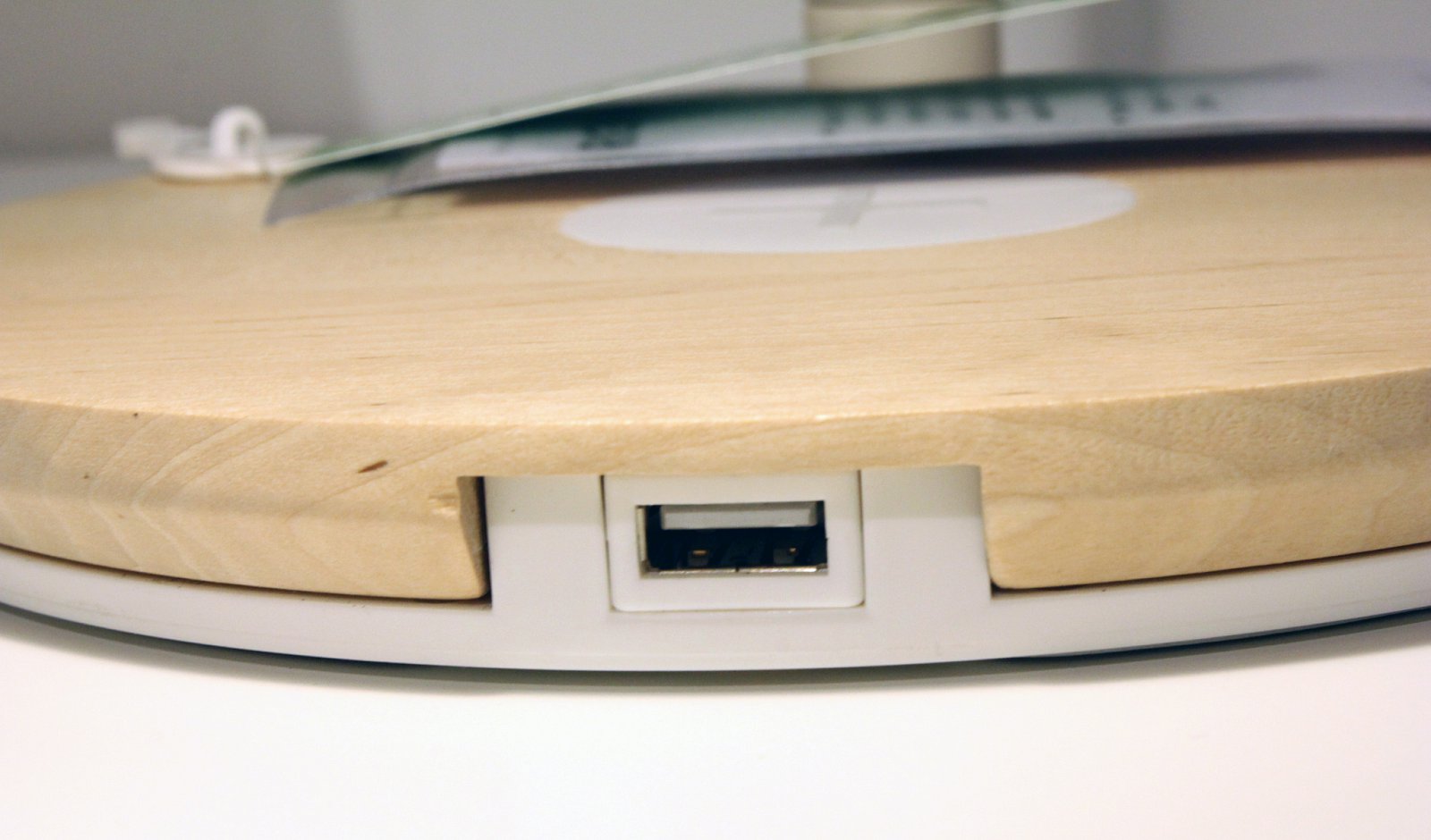 USB konektor pro nabíjení klasickou USB nabíječkou.