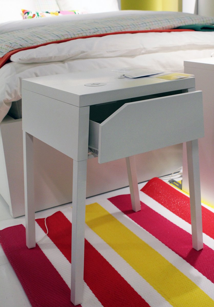 Noční stolky mají nabíječku zabudovanou logicky v horní desce.