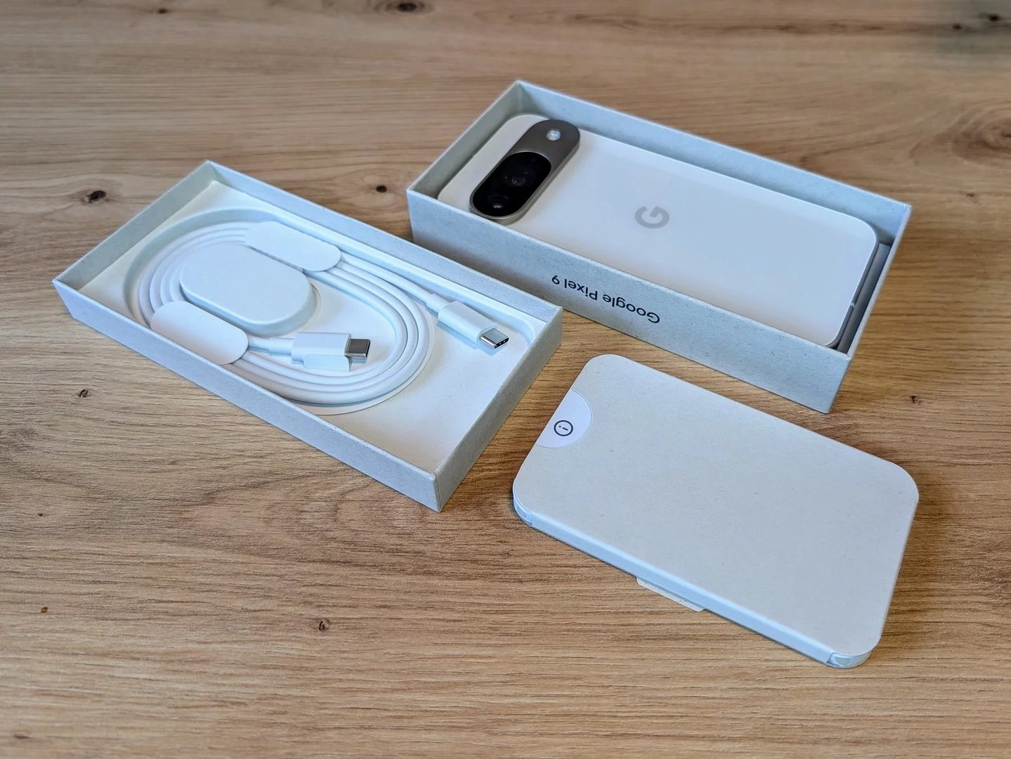 Krabička Pixelu 9 toho moc nenabízí