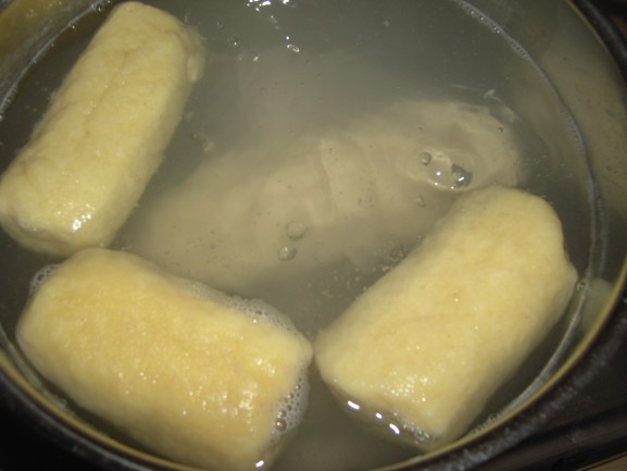 Velký knedlík je domácí, ostatní tři jsou ze sypké směsi.