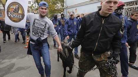 Náhledový obrázek - Velkoproputinovský Kozel. Ukrajinci demonstrovali proti Zemanovi