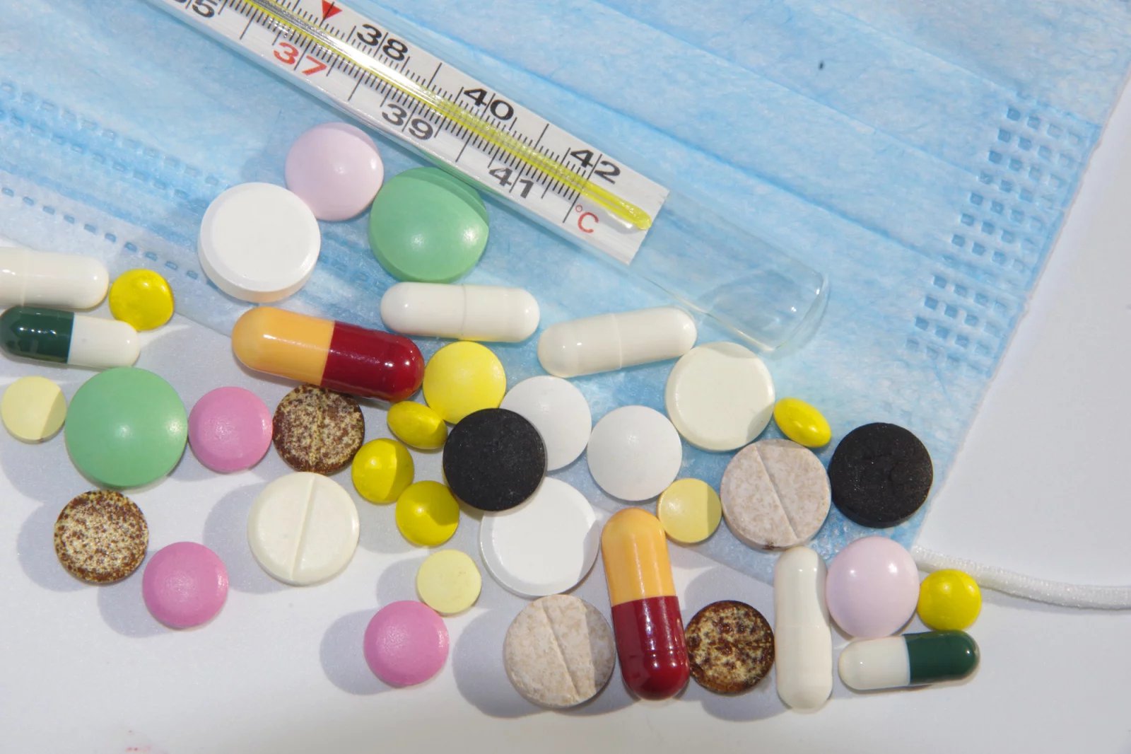 Antivirotika jsou medikamenty, které pomáhají pacientům s léčbou virových infekcí. Mezi ně patří například hepatitida typu C, chřipky, HIV nebo COVID-19. Antivirotika v těle pacienta potlačují schopnost viru se rozmnožovat.