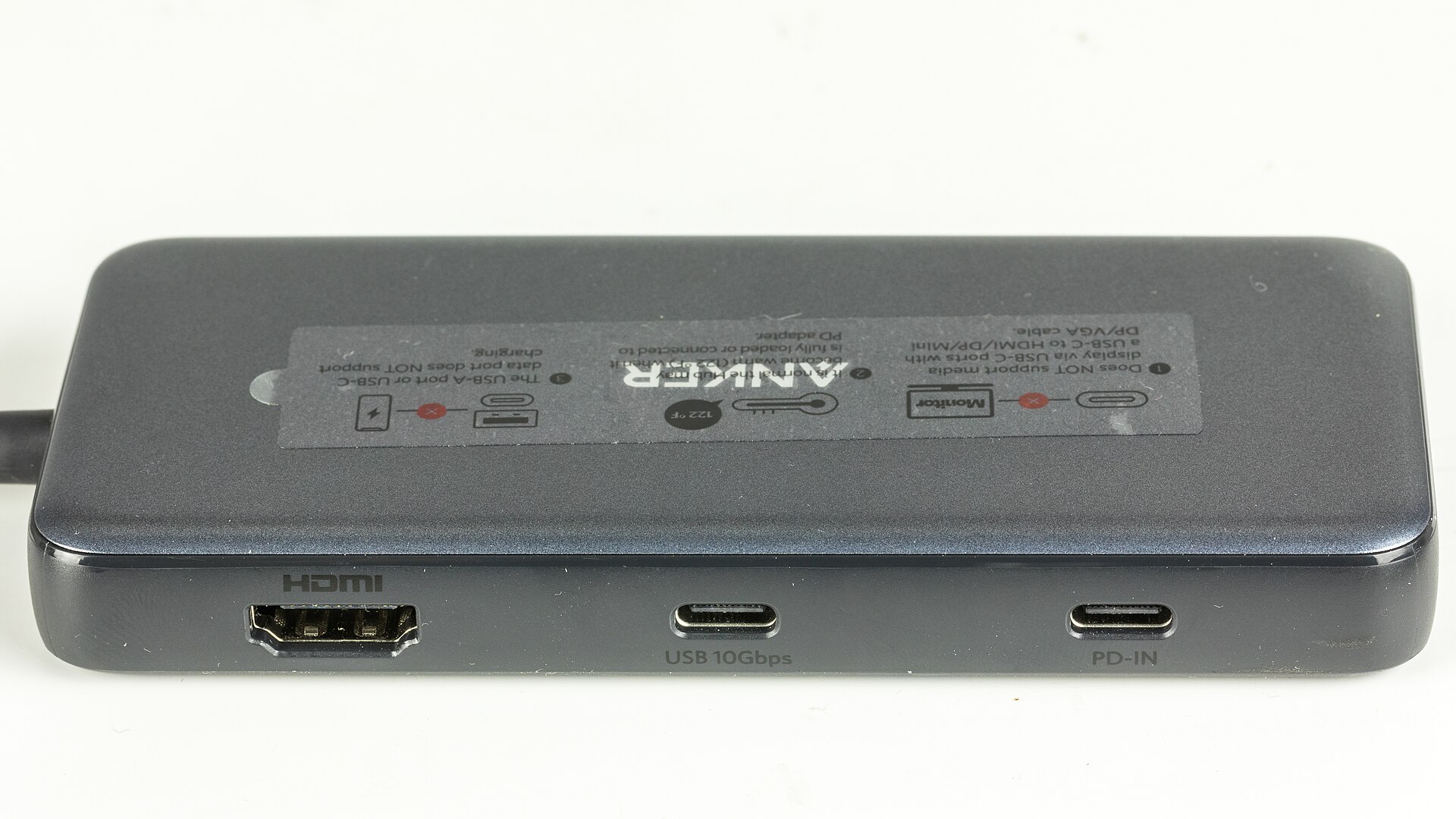 Detail hubu Anker s konektory HDMI, USB-C označeným USB 10Gbps a USB-C označeným PD-IN.