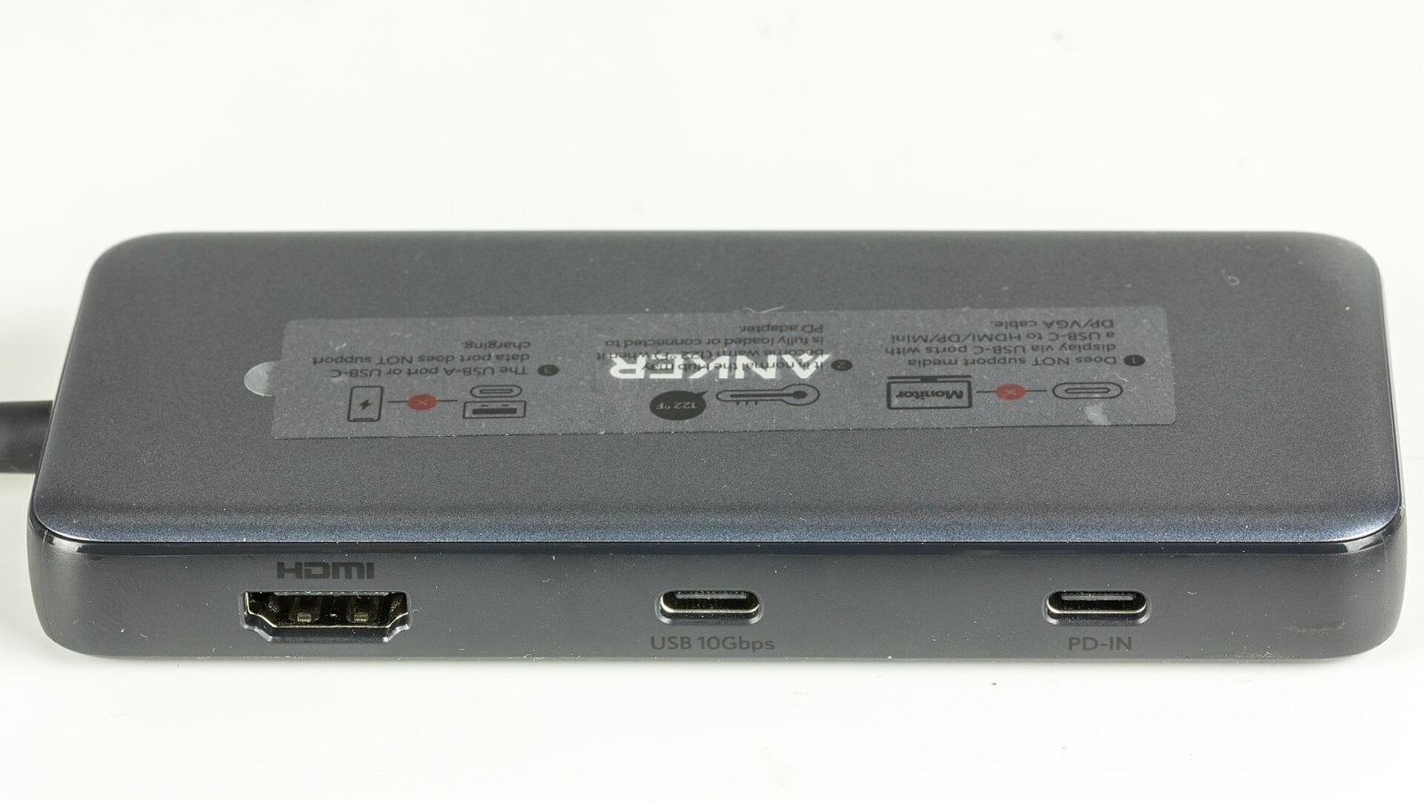 Detail hubu Anker s konektory HDMI, USB-C označeným USB 10Gbps a USB-C označeným PD-IN.