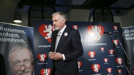 Náhledový obrázek - Topolánek dal na kampaň 7,4 milionu ze svého, Drahoš jen 76 tisíc