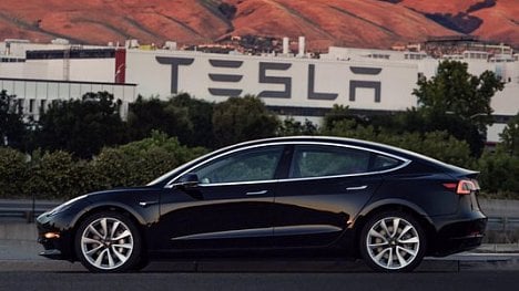 Náhledový obrázek - Tesla ukázala Model 3. Bude stát 800 tisíc