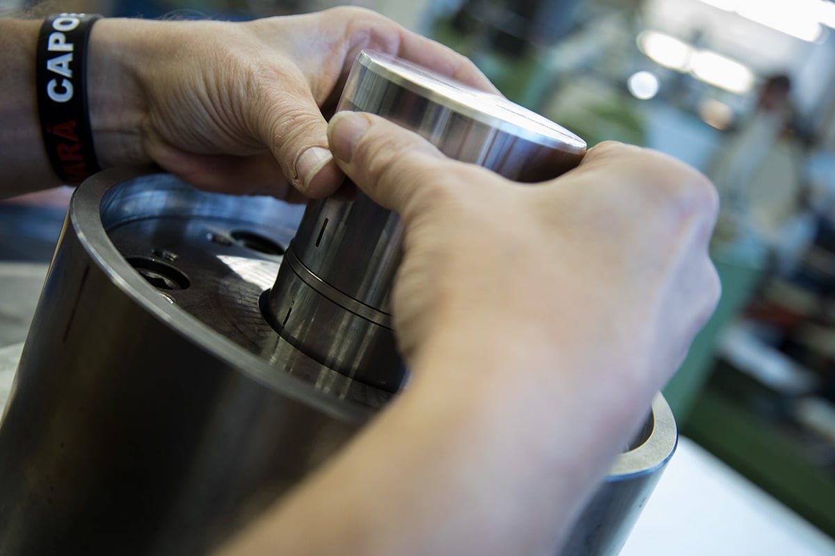 Na návštěvě v České mincovně: Jak se razí půlkilová platina?