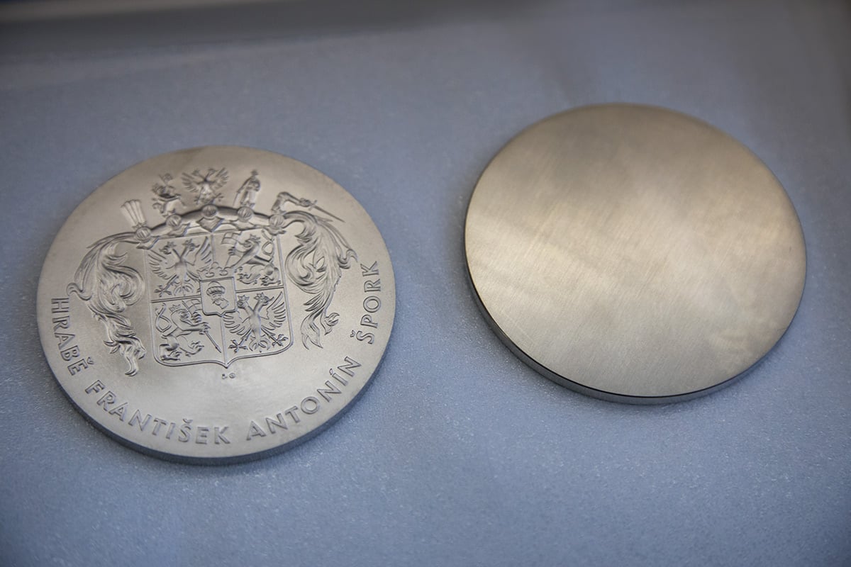 Na návštěvě v České mincovně: Jak se razí půlkilová platina?