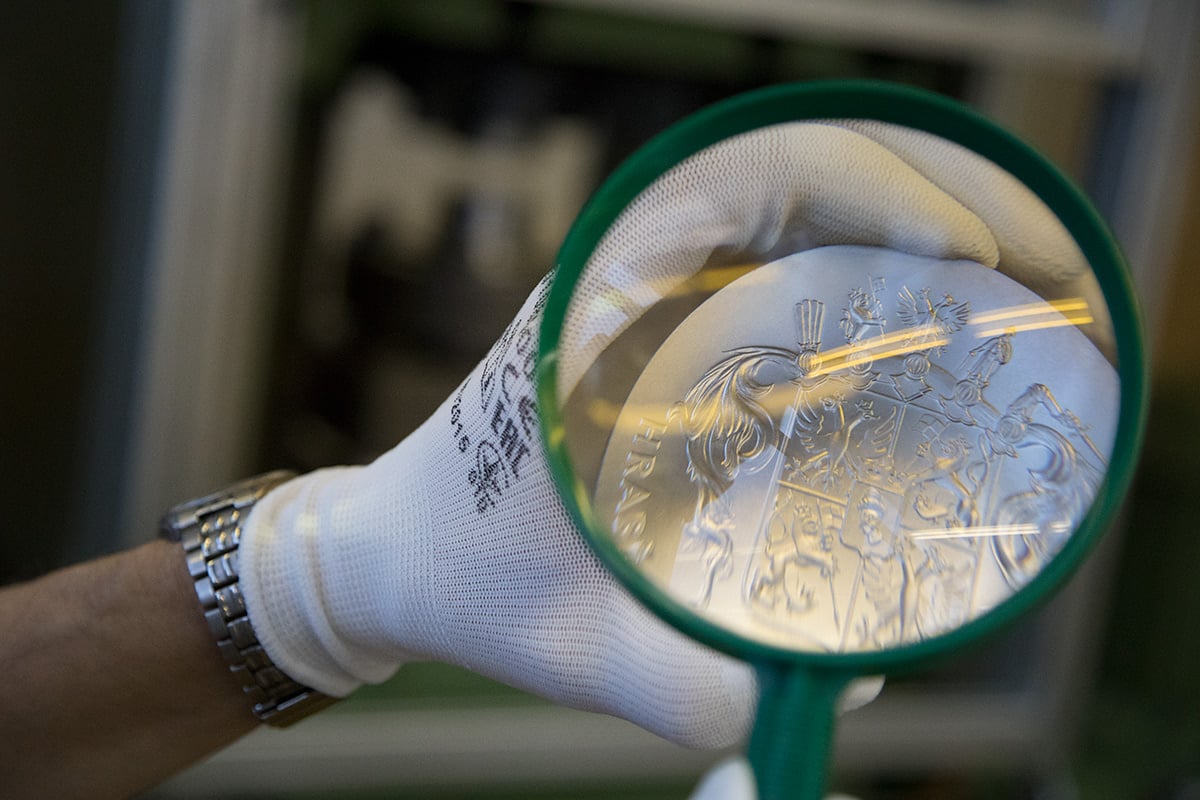 Na návštěvě v České mincovně: Jak se razí půlkilová platina?