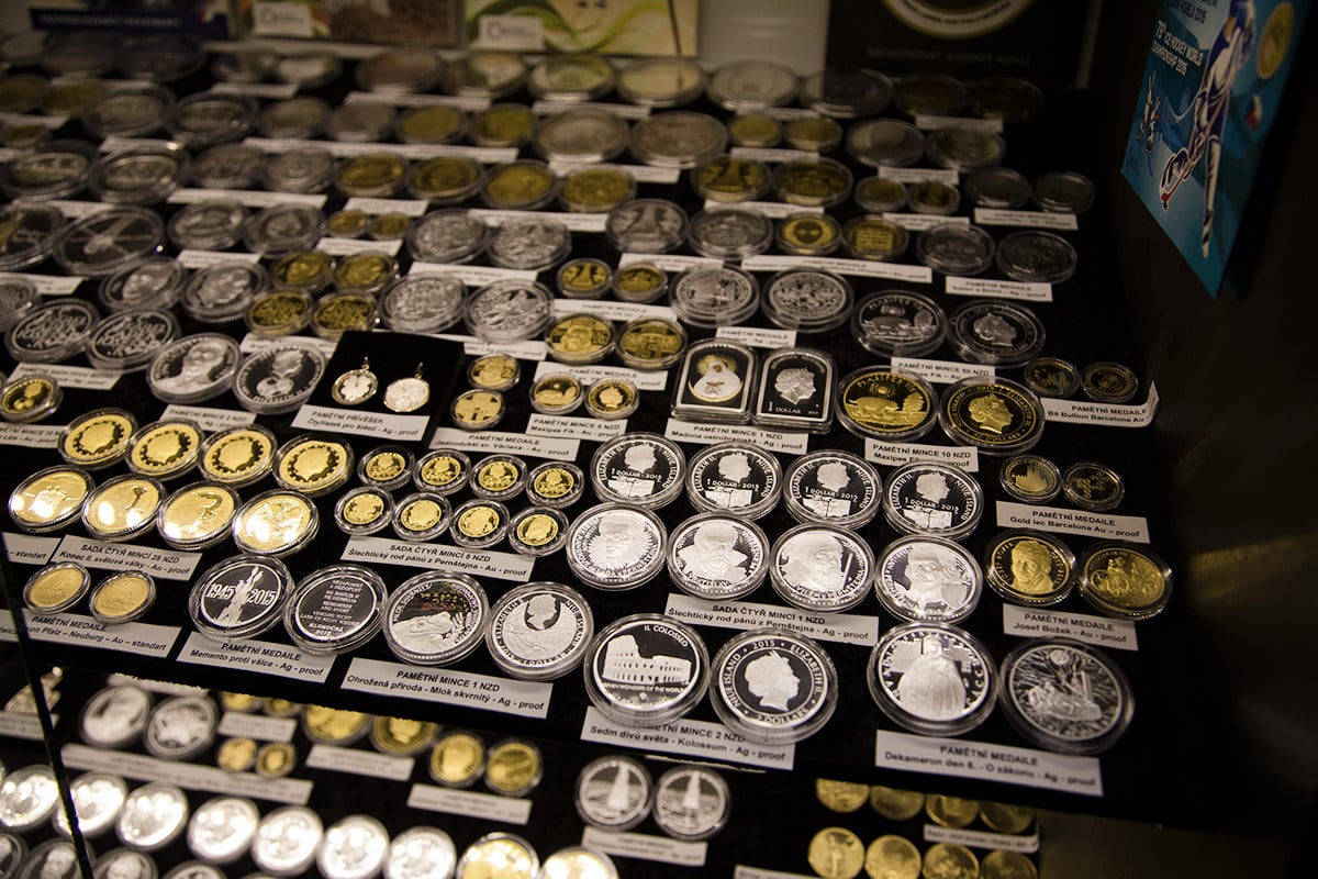 Na návštěvě v České mincovně: Jak se razí půlkilová platina?