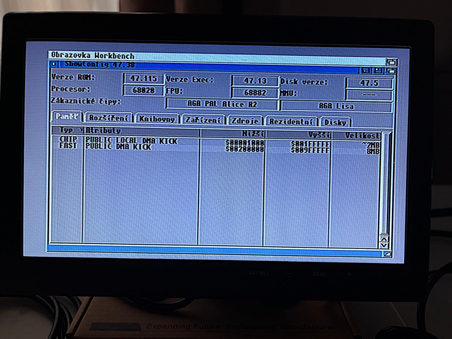 Výpis konfigurace počítače, je zde vidět původní CHIP RAM o velikosti 2MB, a poté FAST RAM tvořená kartou ve slotu.