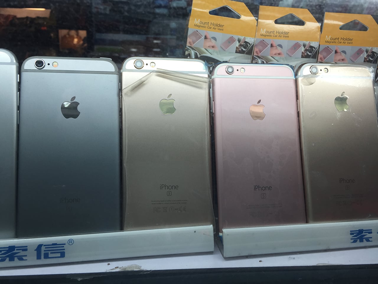 iPhony skoro jako pravé, iOS v nich ale nenajdete.