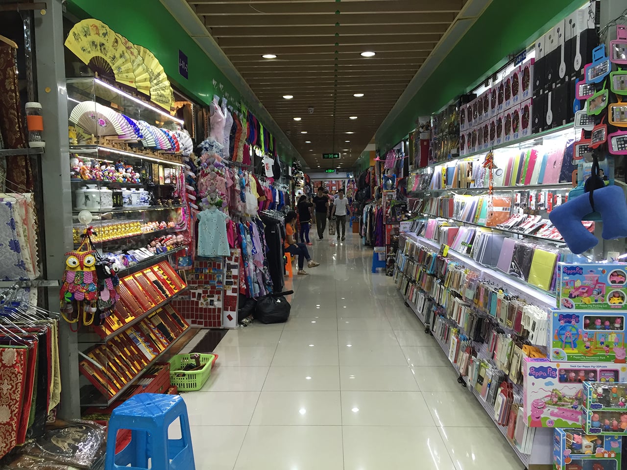 Spletité podzemní bludiště vedle falešné elektroniky nabízí další zboží.