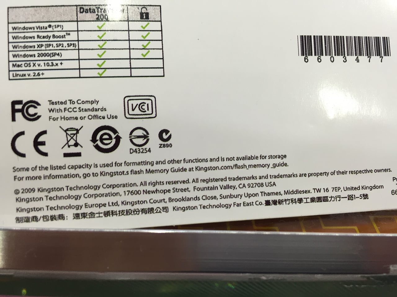 Zadní strana mega velkých flash klíčenek vnáší do celé věci světlo.