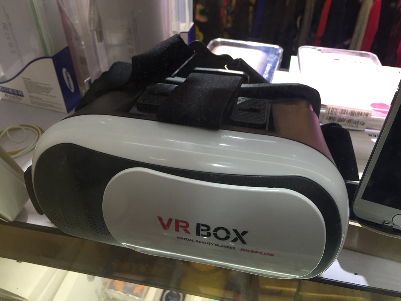 Kopie HTC Vive a Oculus Rift k dostání prozatím nejsou, tak alespoň škatule pro vložení telefonů.